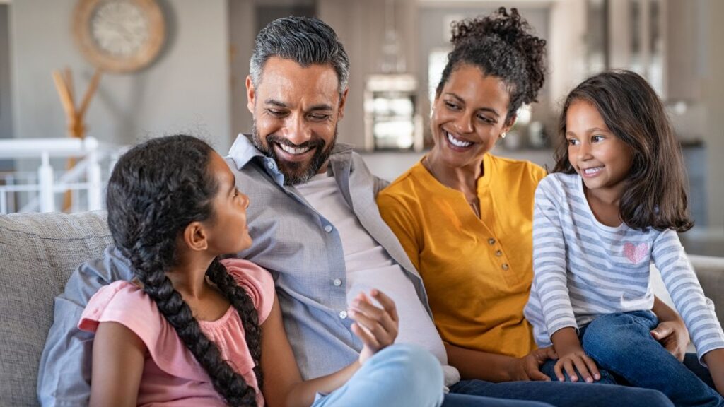 família feliz reunida