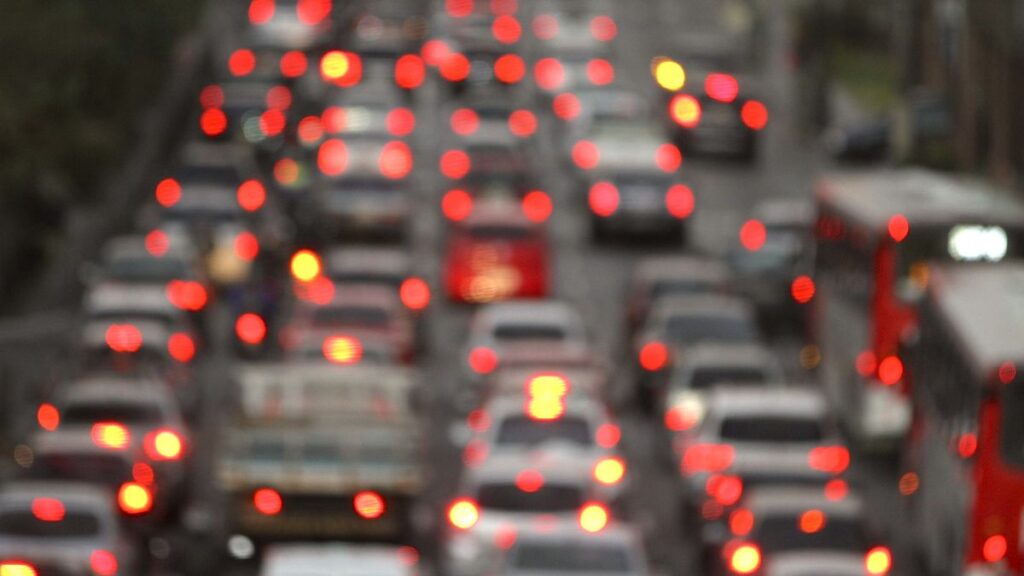 transito em uma cidade gerando ruido