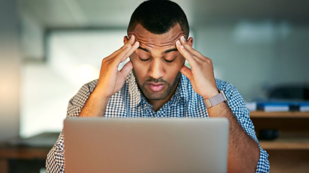 homem cansado em frente ao computador