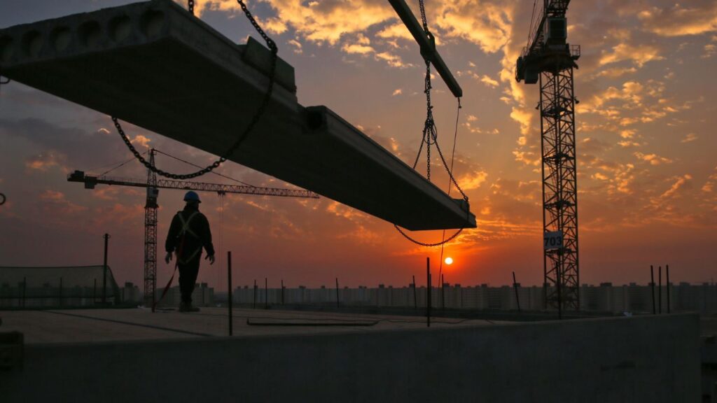 obra sendo iniciada ao amanhecer 